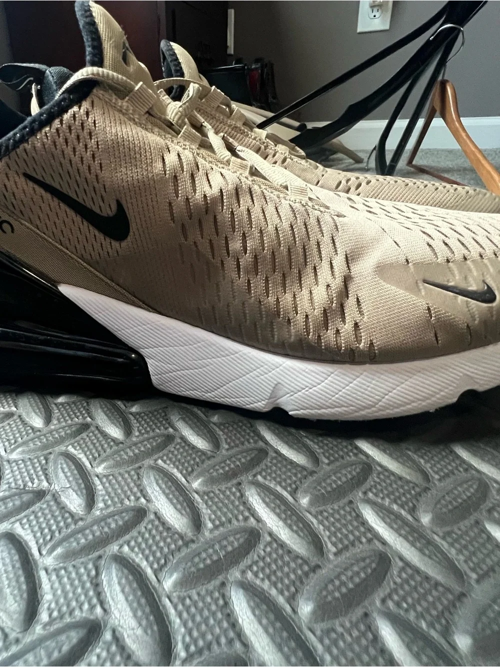 Nike Air Max 270 Men’s Athletic Shoes - Beige and Black - Picture 4 of 6